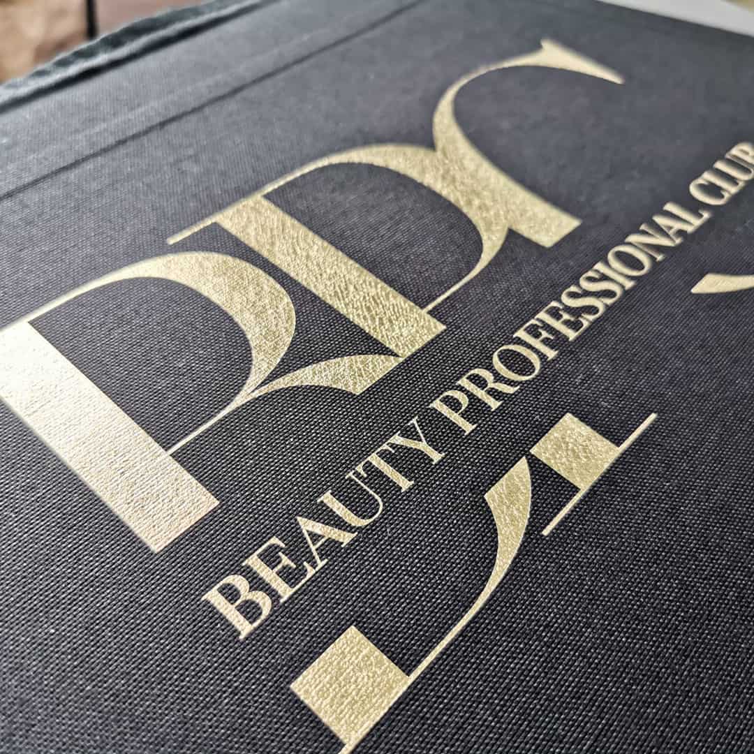 Schürze / Apron / Kosmetikschürze - mit Goldeffekt Logo – Bild 7